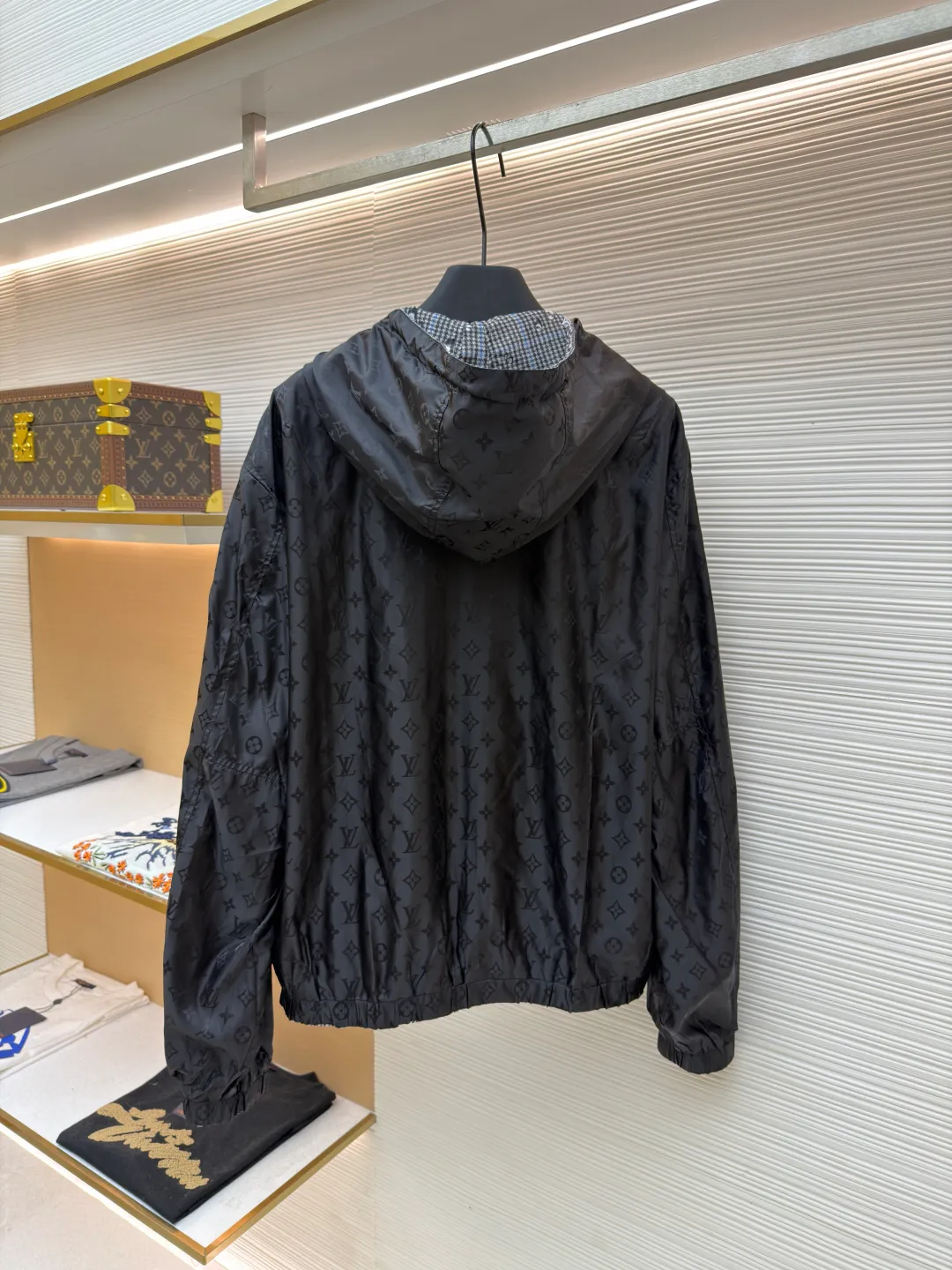 LOUIS VUITTON double-sided hooded raindrop printed windproof jacket ●Original version: 23999 purchase and development ●Item number: 1681911-B40 ●Fabric: nylon fabric ●Technology: printing production ●Color: gray ●Version: fitted version ●Weight: about 460 grams ●Size: S-M-L-XL ●Description: This lightweight double-sided windproof jacket presents two different styles: a vivid Monogram Waterdrop on one side The print consists of playful Monogram logos raining down on elegant Prince of Wales check. The other side is a timeless dark color, complemented by a subtle monogram jacquard in the same color. Easy to store, it's the perfect choice for a cozy weekend in the countryside or a rainy stroll in the city. Body: 100% polyester; Lining: 100% nylon; Other: 100% cotton, Drawstring hood Elasticized cuffs and hem Logo printed at outer side, jacquard logo pattern at inner side Zip at front Trim pockets. The overall wiring is straight and delicate, the fabric is comfortable and soft, and the color is consistent without color difference. It can be matched with the same style to create a fashionable look and control various occasions. Customized accessories, complete with three standards, same style for men and women!